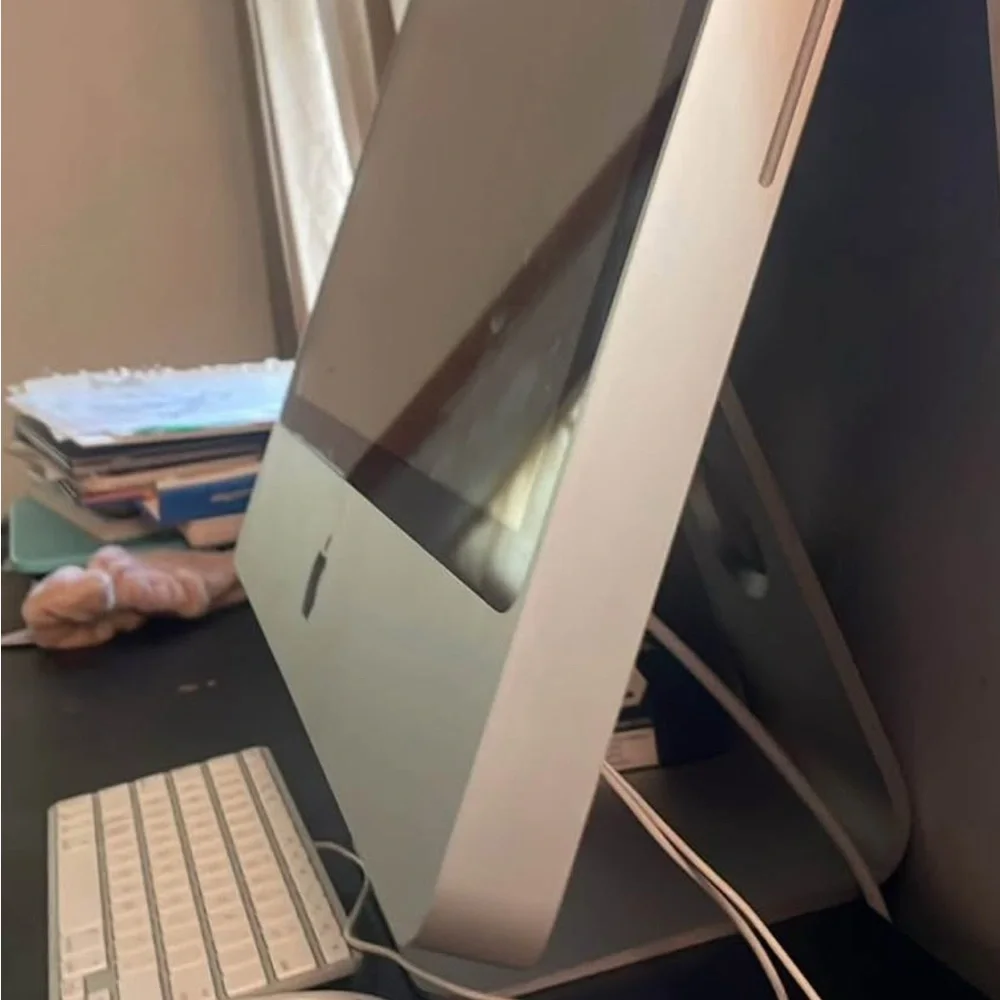 Apple iMac with White Keyboard and Mouse